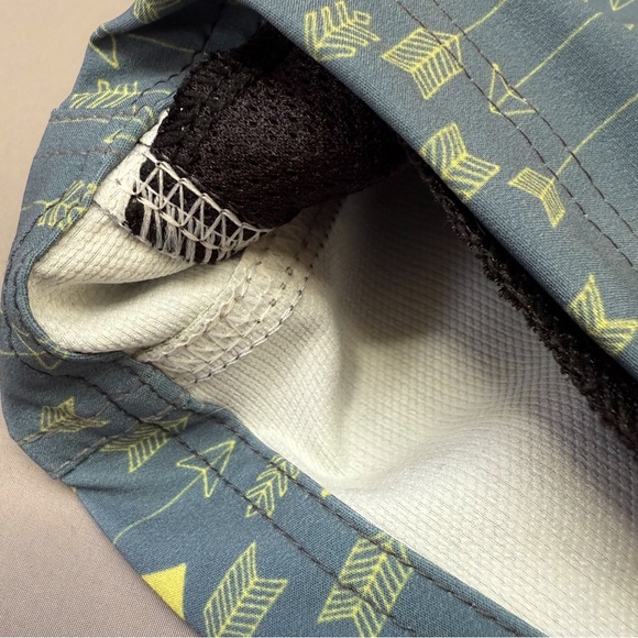 NWT $98! SHREDLY arrow print active shorts, 6. - Picture 3 of 7